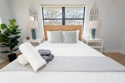Image de New Listing | Steps to the ocean | Pet friendly