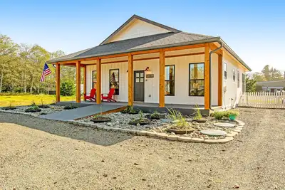 Image de Modern cottage with covered deck, grill & fireplace - walk to beach/bars/dining