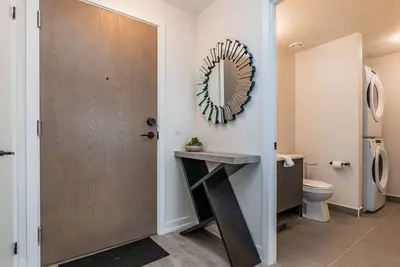 Image de Spectacular 2, 000 sqft Penthouse W\/ Private RoofTop Terrace &2 Oversized Balcony