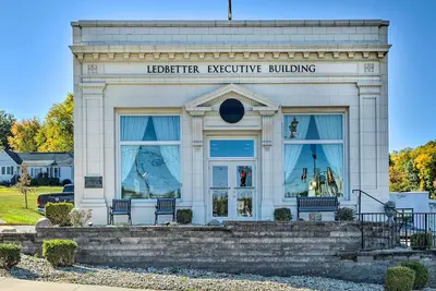 Image de Renovated Bank! Unique & Historic Bartonville Home