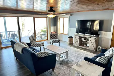 Image de Relaxing Lake House Getaway w/ Amazing Decks/Views