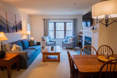 Image de Newly renovated! 3 Br, slopeside Winterplace condo on Okemo Mountain