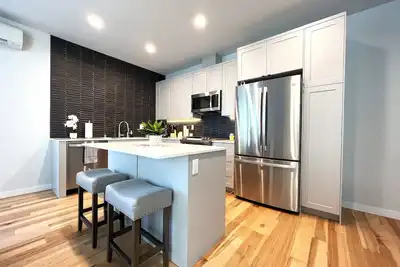 Image de Modern Home in Heart of West Sea (safer area), near Downtown, Beach, Hwy Access