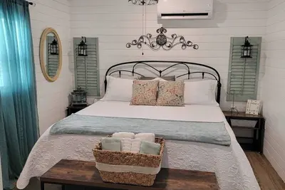 Image de Peaceful Country Chic Cottage with King Bed Near The Villages Pet Friendly