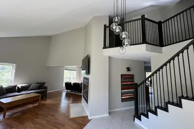 Image de New on the market. Updated 5 bedroom modern home new on the market.