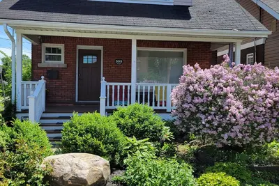Image de Licensed, charming, private downtown century home with parking