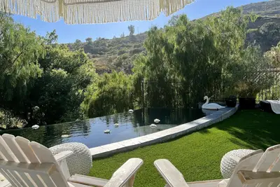 Image de Central Vineyard Heated Pool Hot Tub Bbq Gazebos and Swings (Pet+Child Friendly)