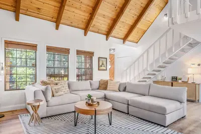 Image de *New* modern, family friendly, hot tub & sauna!