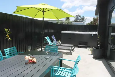 Image de Modern and well-appointed with Large hot spa \/ plunge pool