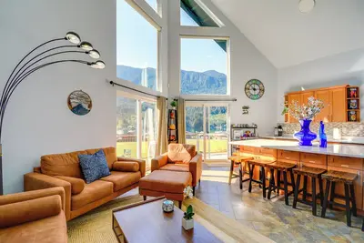 Image de Inviting Lake Sutherland Home: Kayaks + View!