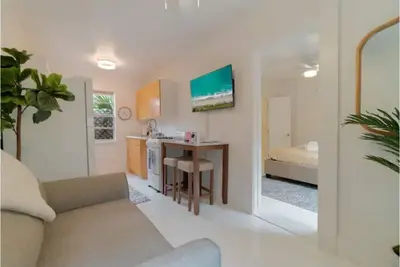 Image de Private Quiet West Palm Guest Cottage House