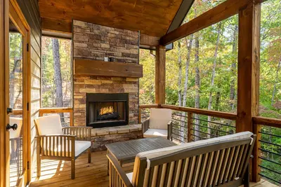 Image de Peaceful Luxury Cabin - hot tub, games table, 3 fireplaces!