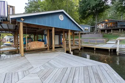 Image de Peaceful lakehouse on deep water cove, firepit, tiki bar