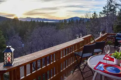 Image de 1 Mi to Bear Mountain: Cozy Cabin w/ Views!