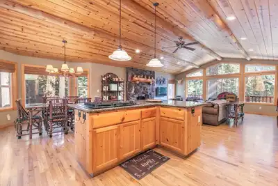 Image de Secret Garden Lodge - 4br Walking Distance to the Lake, Hot Tub