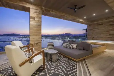 Image de Luxury Oceanfront Penthouse Condo with pano views