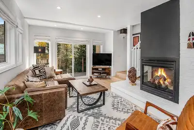 Image de 🏔️ Casolar Drive — Beautifully Decorated 2 Bedroom Townhome in Sandstone