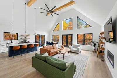 Image de poconojo's | Spacious & Modern Chalet Near Ski Mt!