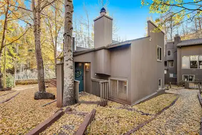 Image de Charming home with private hot tub, fireplace, washer/dryer, and central Ac