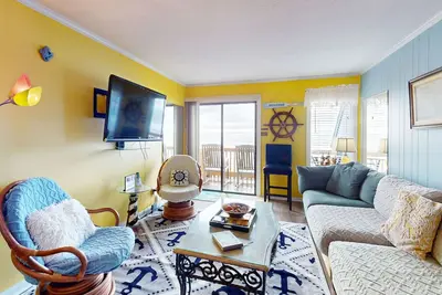 Image de Colorful ocean view condo with pool, central Ac, & private washer/dryer
