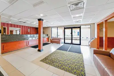 Image de Friends Getaway! 2 Spacious Units, Free Parking, Minutes to Gillette Stadium!