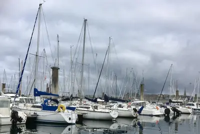 Image de hébergement voilier à quai saint malo route du rhum
