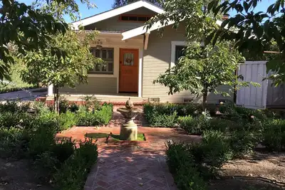 Image de Newly renovated Wine Country Historic Cottage