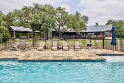 Image de Whitetail Oaks - Charming Farmhouse on 34 Private Acres w/Private Pool