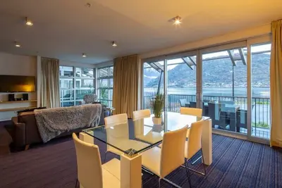Image de Absolute Lake Front Luxury - 2 Bedroom 2 Bathroom