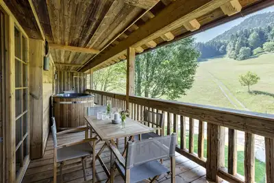 Image de Bergwiesen-chalet-suite 80qm, 2 Schlafzimmer, Wohnraum mit Küche, Kamin und Bad mit Sauna, Balkon mit Whirlpool