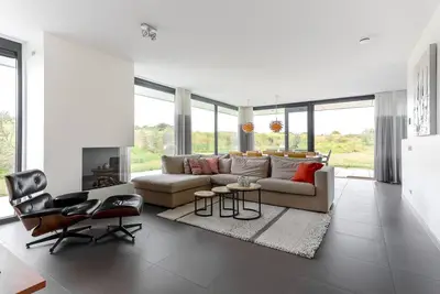 Image de Maison de vacances à Banjaardstrand avec un beau jardin