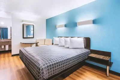 Image de Blue Way Inn & Suites Beeville-Deluxe 1 King Bed with Kitchenette Ns
