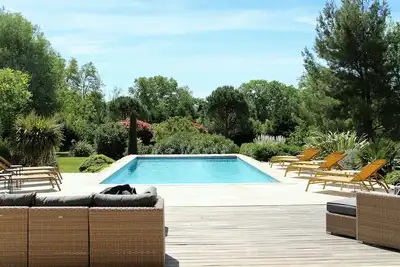 Image de Villa avec piscine (12x5m) et jardin paysagé 7000m2 proche St Remy de Provence