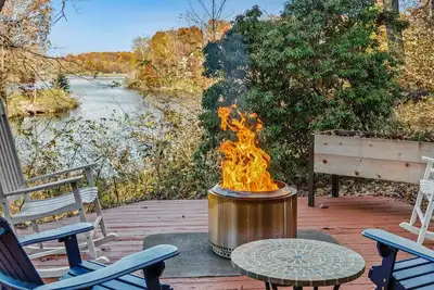 Image de Art Docko - Lakefront Artist Retreat w\/ Hot Tub!