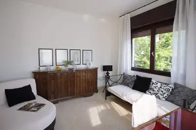 Image de Donati House, a short walk from the lake.