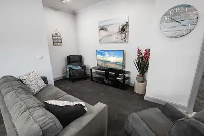 Image de Beach and Lakes Cottage B - Located just 300m the footbridge to 90-mile beach