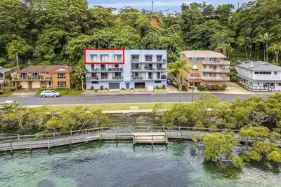 Image de Estuary - Chasing water views? Top floor unit certainly delivers this & more!