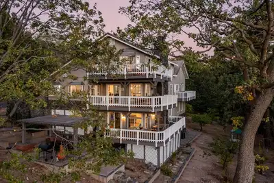 Image de Views, Hot Tub, Firepit, Game Room, Playground | Enchanted Forest by AvantStay