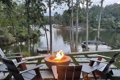 Image de Sleeps 12. 3 private bedrooms, bunkroom. Sidewalk to dock, no steps\nWater toys