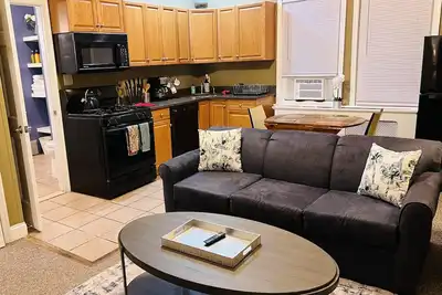 Image de Cozy Quiet Apt in Suburbs - Very Walkable Area