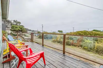 Image de Ocean View Home with Modern Updates, Hot Tub, Two Blocks to Wakonda Beach!