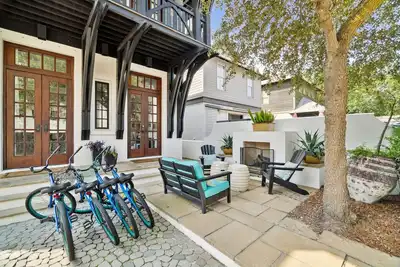 Image de Family Friendly Rosemary Retreat | Steps to Cabana Pool | Park View | 6 Bikes