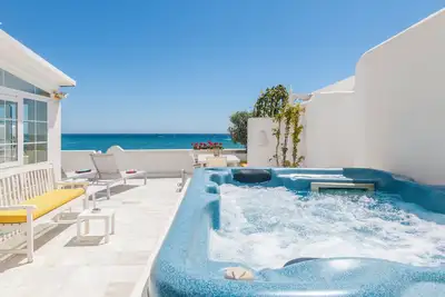 Image de Appartement de Luxe avec Jacuzzi, Vue sur la Mer, Wi-Fi et Climatisation