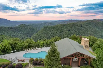 Image de Delmont by AvantStay | Sleeps 22 | Hot Tub, Game Room, Views | Cabin Community