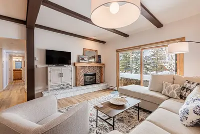 Image de Remodeled 2br Ski Condo | Private Gear Locker at Base | Walk to Slopes!