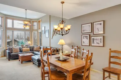 Image de Mountain-view home with pool, hot tub, fireplace & central Ac - walk to lifts