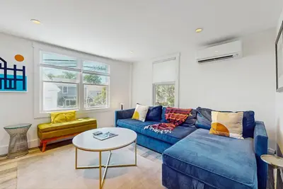 Image de Second-floor condo steps from downtown with large deck, partial bay view & Ac
