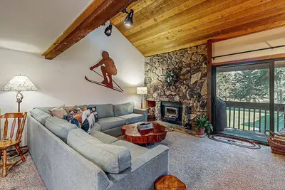 Image de Captivating condo with views of Mammoth Mountain, fireplace, sauna, hot tub