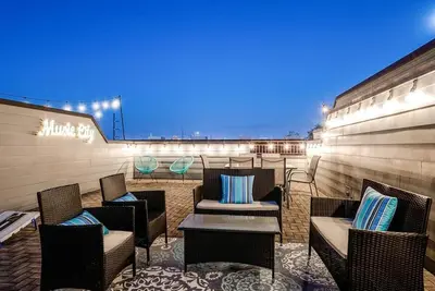 Image de Terrasse élégante sur le toit et cuisine de chef, Nashville! !