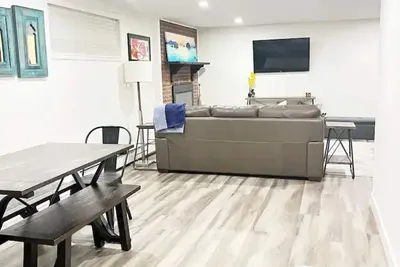 Image de Lower Level Apartment w/Hot Tub! *Bob Marley*